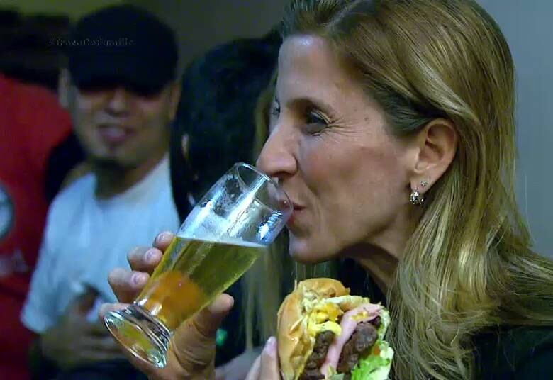 Depois da confusão da festa, Bia resolveu pedir uma trégua. Para se reconciliar com os meninos, ela até topou tomar uma cervejinha e encarou um lanche bem gorduroso!
+ Mãe radicaliza rotina da família e escolhe ter vida "natureba"
> Acesse o R7 Play e assista na íntegra a todos os programas da Record! Clique e experimente!