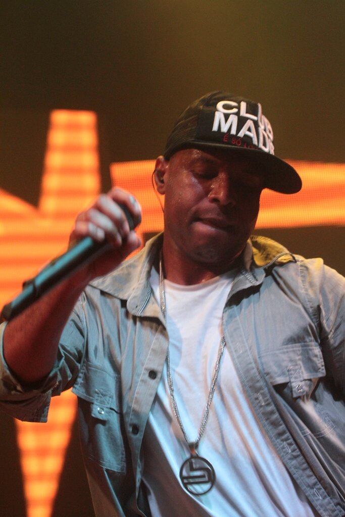 O cantor também sensualizou ao lado dela