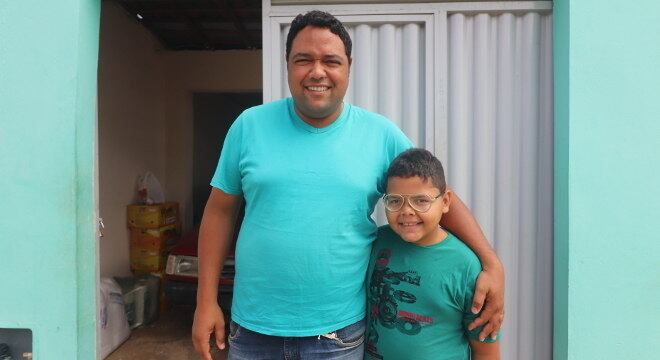 Mário Cláudio e o filho, Mário Eduardo, de 8 anos, que recebem ajuda assistencial