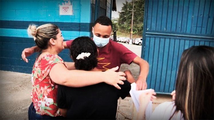 O abraço de Emerson Gomes na família depois de dias difíceis na cadeia