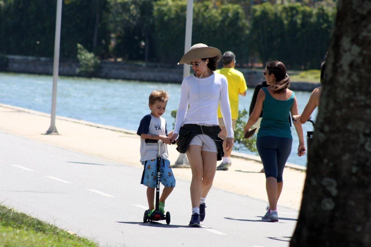 Enquanto a atriz caminhava, seu filho se divertia no patinete