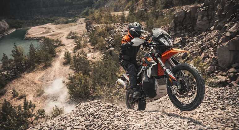 Moto ainda conta com pneus Mitas Enduro Trail Plus para uso off-road