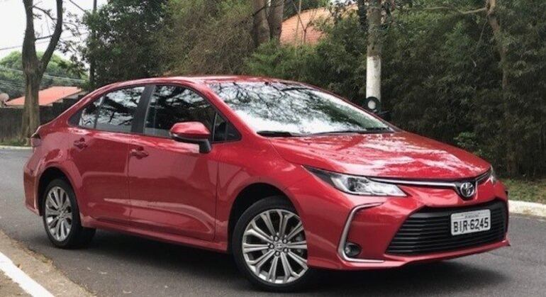 Transmissão é automática do tipo CVT