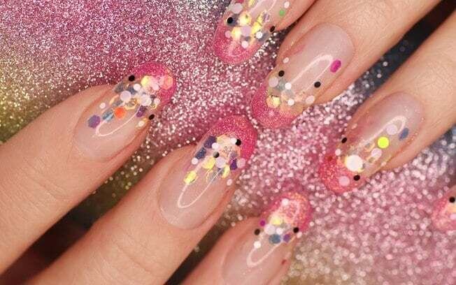 15 ideias de unhas decoradas transparentes para você se inspirar