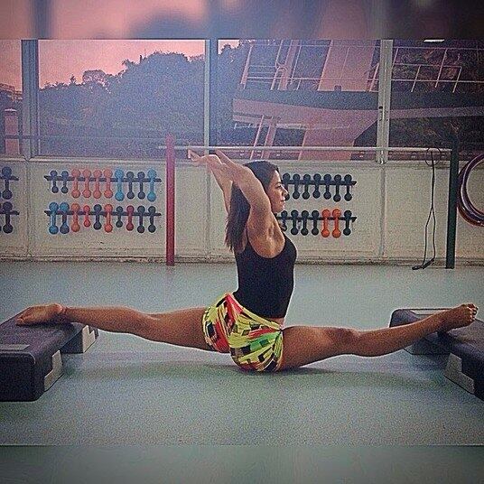 As sessões de alongamento da morena impressionam!