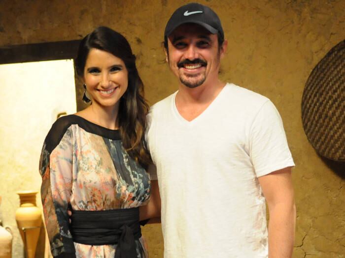 Caio Junqueira e Janaina Moura no lançamento da minissérie