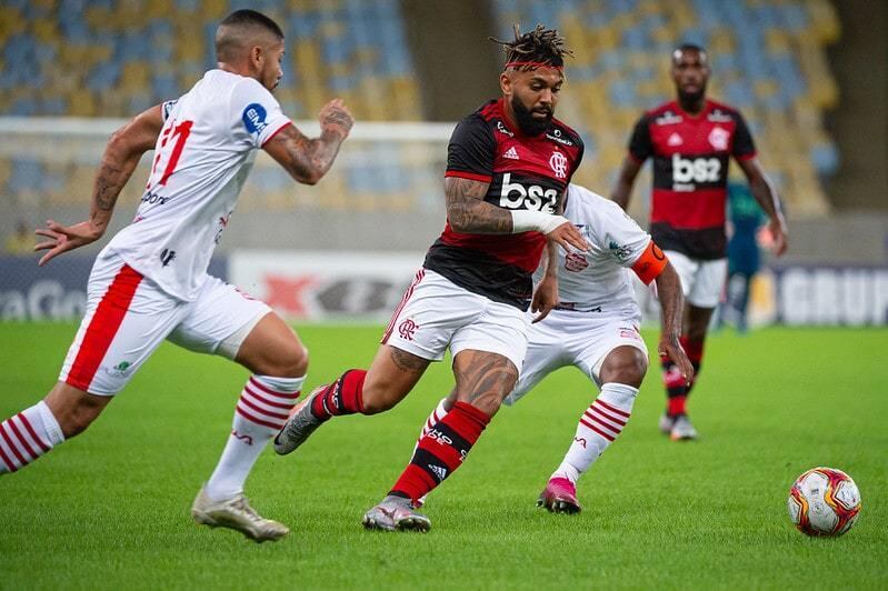 O GARÇOM DO FLA - Gabigol não foi balançou as rede, porém voltou a dar assistências. Principal artilheiro da equipe em 2020, o goleador também é quem mais dá passes para gols. O serviço de garçom, desta vez, foi para Bruno Henrique e Pedro Rocha. O cruzamento e a enfiada milimétrica para os respectivos atacantes o fizeram somar seis assistências no ano.