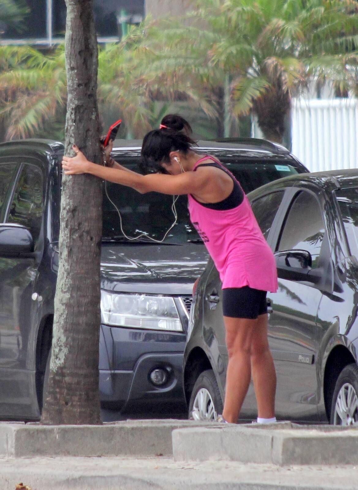 Anna Lima é clicada durante exercício físico nesta segunda-feira (26)