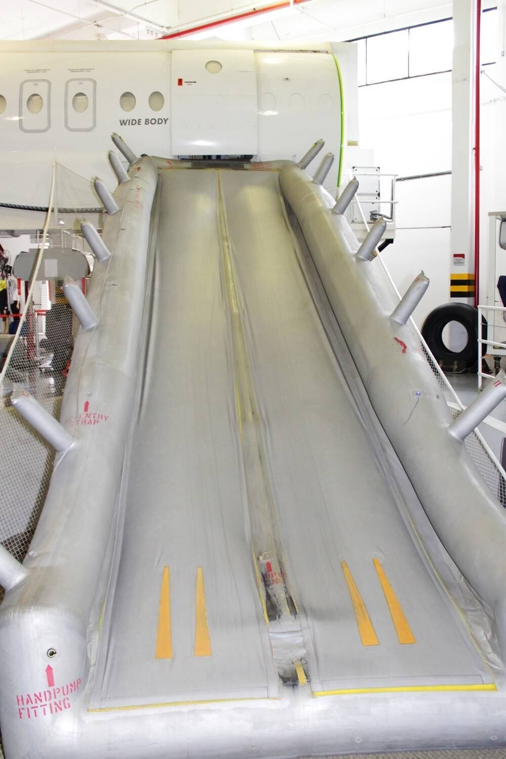 Treinamento comissário voo bordo aeromoça