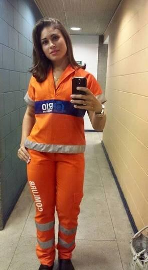 O R7 também já mostrou a Gari Gata. Após vencer o concurso Garota Zona Oeste em 2011, Rita Mattos decidiu fazer concurso público para gari da cidade do Rio de Janeiro, foi bem sucedida e entrou na Comlurb em 2013. Rita também fez sucesso após postar fotos em suas redes sociais
