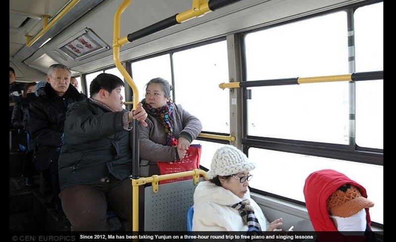 Para encorajar o menino, Ma faz uma viagem de
três horas para as aulas de piano e de canto