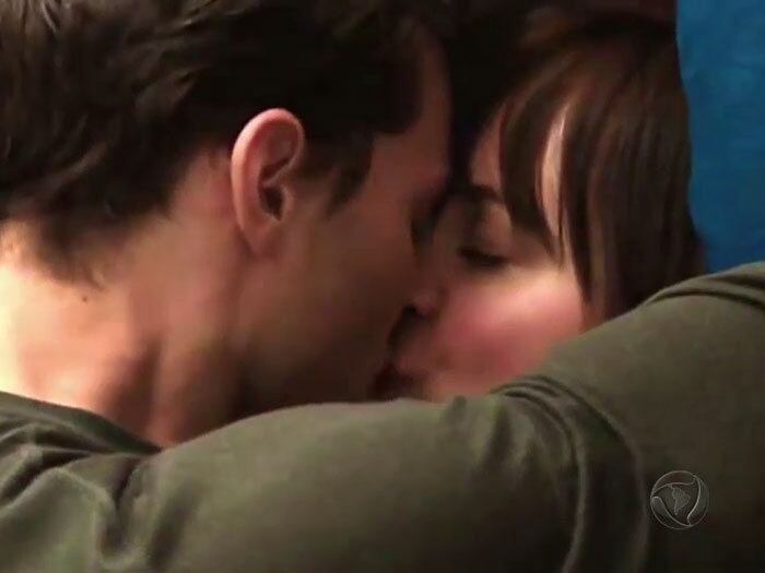 E há outra
curiosidade sobre o beijo: quanto mais quente, mais calorias são queimadas.

— O beijo
pode levar à queima de calorias de menor ou maior grau. Então, nós temos aquele
beijo mais "xoxinho": três calorias. Um beijo mais intenso, fogoso: doze
calorias. Se você juntar uns 25 beijos, de 25 a 30 beijos, você consegue matar um
hot dog leve, sem purê de batata

> Veja toda a programação da Record no R7 Play