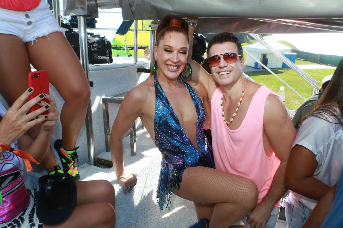 Claudia Raia e Jarbas de Mello são outros artistas que marcam presença no trio da baiana. Com body de pedrarias azul, a atriz esbanja beleza e simpatia