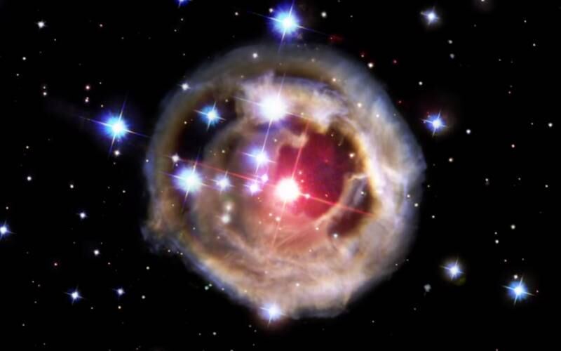 Lentamente, um novo astro começará a ser formado por meio da areia estrelar e se unir com a estrela já conhecida pelos cientistas