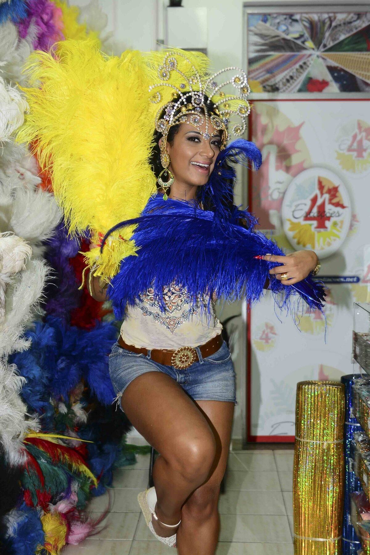 Cinthia Santos na loja
