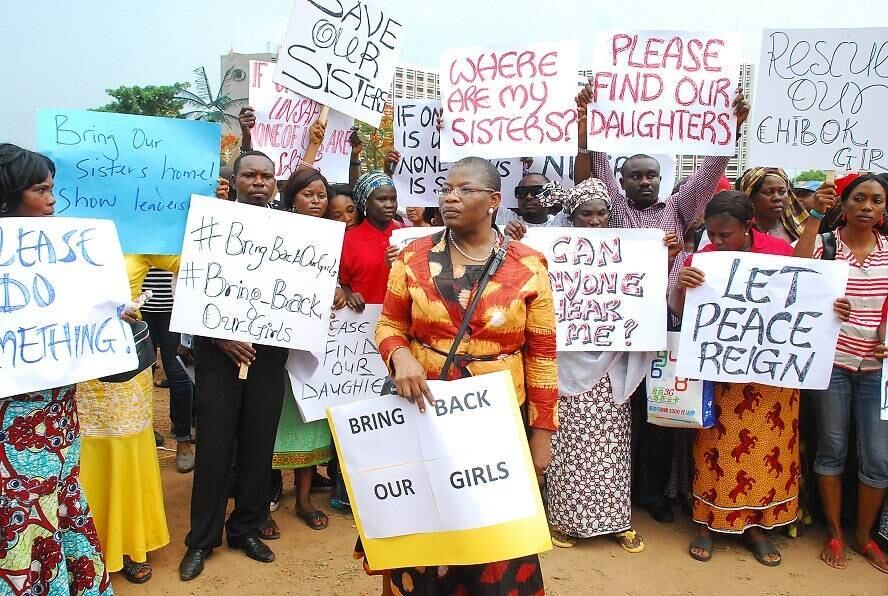 Muitos nigerianos fazem protesto contra a falta de informações do governo sobre o paradeiro das meninas sequestradas pelo grupo Boko Haram