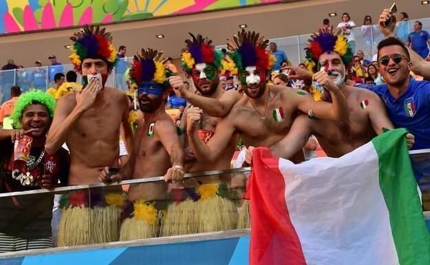 Italianos se vestiram de índios para assistir ao jogo da Inglaterra na Arena Amazônia