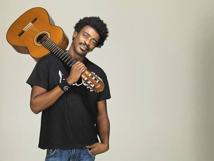 Seu Jorge procura carona para viajar