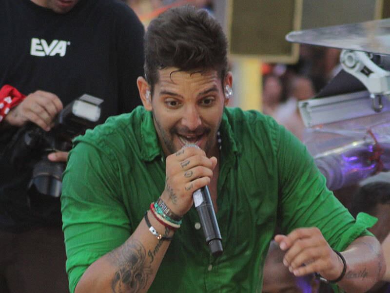 O novo vocalista, Felipe Pezzoni, tinha o desafio de comandar pela primeira vez a banda