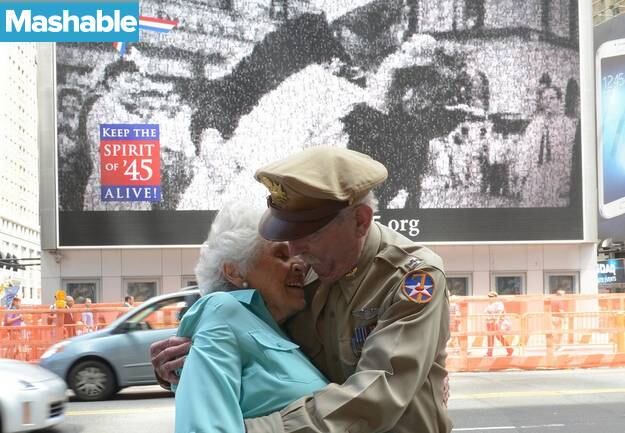 Os beijos povoaram a internet mundial em 2013. Várias cenas ficaram famosas entre os internautas por retratarem momentos comoventes ou empolgantes.  Este primeiro beijo, por exemplo, mostra o piloto de caça da Segunda Guerra Mundial Jerry Yellin e a enfermeira veterana Gloria Bullard reencenaram a famosa imagem "Times Square Kiss" para celebrar o aniversário da vitória sobre o Japão e o fim da guerra, em Nova York. Confira outros beijos que conquistaram a internet!


