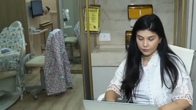 Durante a pandemia de covid-19, a jovem fez parte de grupos como outros profissionais da saúde que trabalharam na vacinação