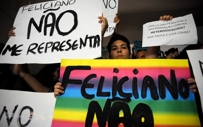 Para os manifestantes, é incoerente um deputado suspeito de dar declarações homofóbicas assumir um cargo de líder na Comissão de Direitos Humanos. Leia mais