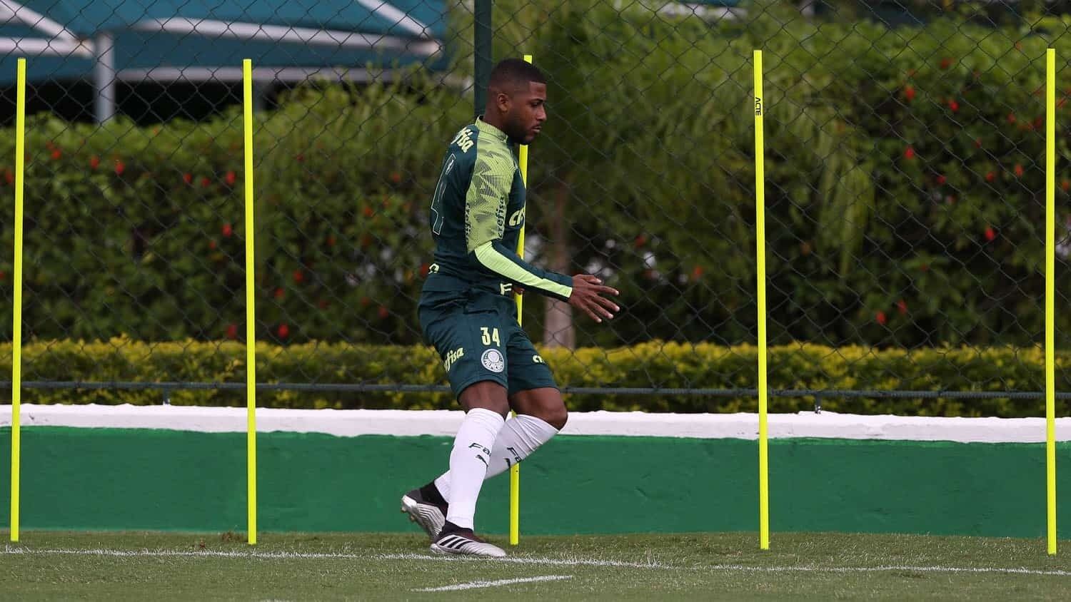 Camisa 3: Emerson Santos pegou a numeração vaga, mas é a quinta opção na defesa. Já disputou duas edições de Liberta
