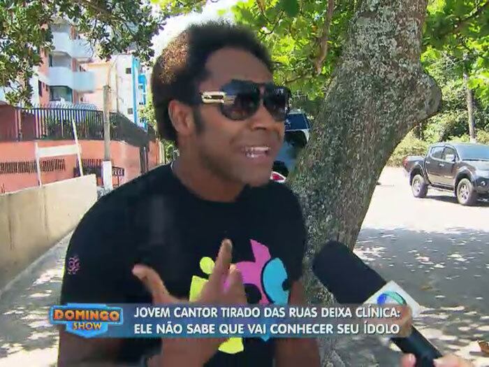 "...Quando eu comecei a buscar Deus, eu cheguei um dia na rua e
comecei a enxergar colorido. Eu comecei ver nas pequenas coisas uma beleza que
eu nunca tinha visto!"


+ ASSISTA: Sonho realizado! Músico tirado das ruas canta ao lado do ídolo no Domingo Show

+ Aproveite e confira as matérias do programa Domingo Show

+ Já curtiu a página do Domingo Show no Facebook? É só clicar!

+ Siga o Domingo Show no Twitter e receba todas as notícias do programa
