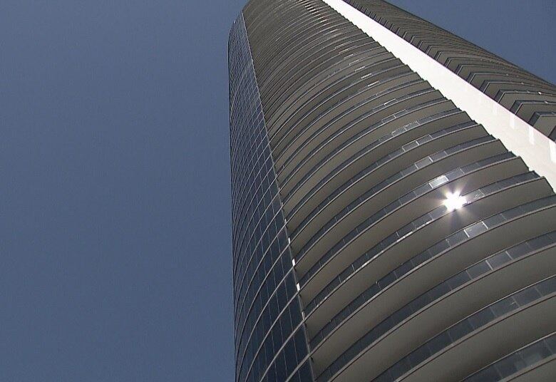 O apresentador Gugu esteve na cidade de Miami para conhecer um dos edifícios mais caros e seguros do planeta