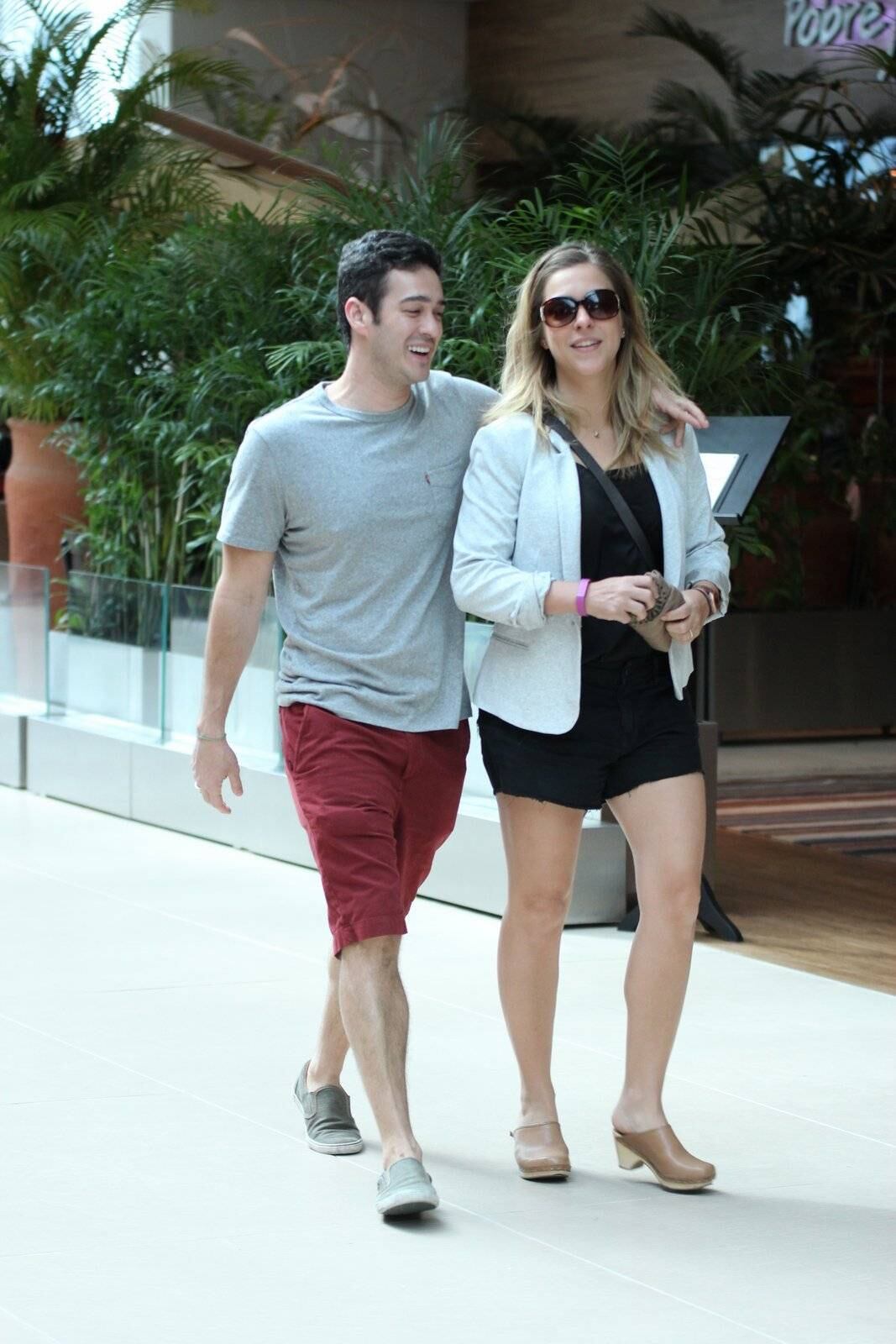 Marcos Veras e a mulher, Júlia Rabello, passearam no shopping Village Mall, na Barra da Tijuca, Rio de Janeiro, neste domingo (26)