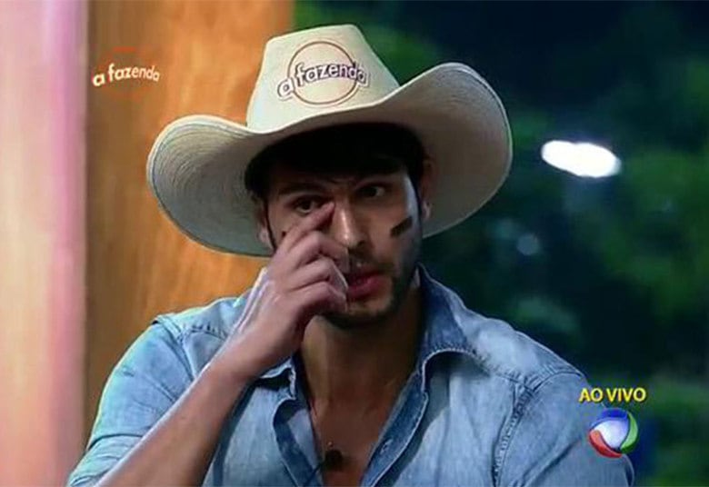 Durante a primeira votação, Marcelo
indicou Ana Paula Minerato para a primeira Roça, com direito a muitas críticas
à postura da modelo

+ "Eu prefiro esquecer a Mara como jogadora", diz Douglas sobre ex-peoa de A Fazenda
+ Peões relembram trajetória de Amaral no reality e Rayanne afirma: "Ele é um cara muito iluminado"
+ Em atividade, Minerato fala sobre Thiago Servo: "Por mais que eu queira ele não vai sair da minha vida"

