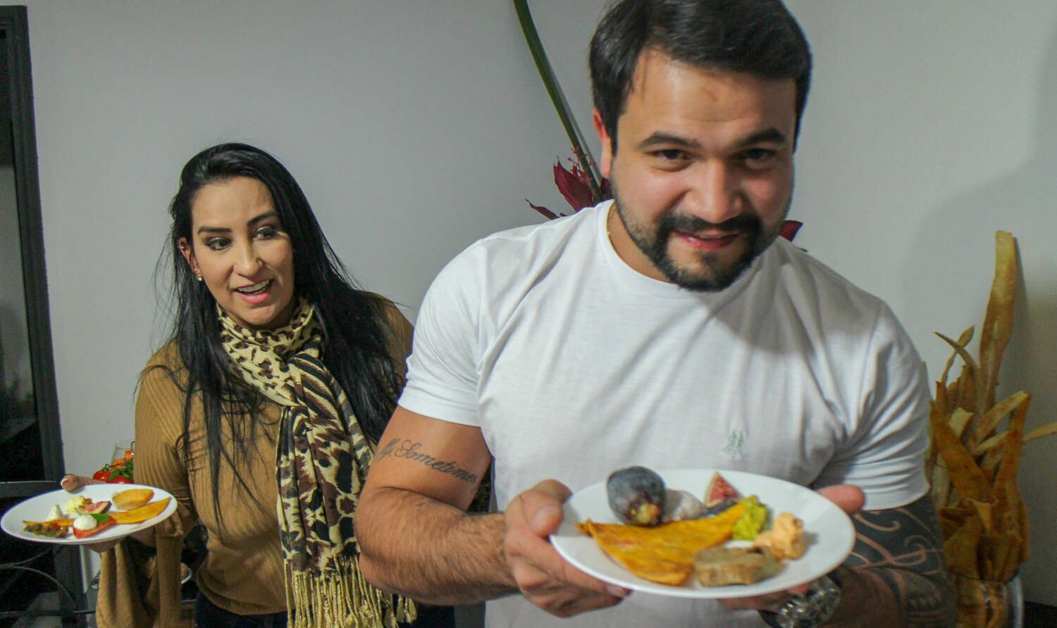 Fabíola escolheu o estilo finger food, que é moda na
gastronomia dos casamentos. O modelo, com comidas variadas disponíveis
o tempo todo, dá mobilidade e deixa os convidados à vontade,
do jeito que a noiva quer