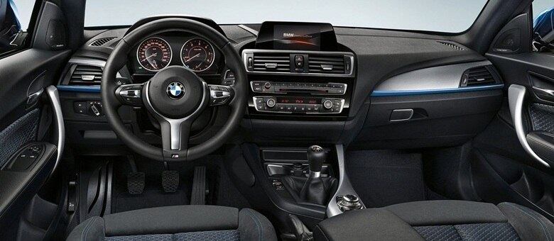 Por dentro, o novo Série 1 evoluiu no acabamento, com a adoção de molduras metálicas e em preto brilhante