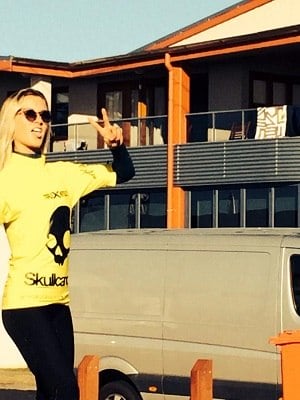 Logo em seguida, ela levou um puxão para baixo e percebeu que não era apenas uma pegadinha dos colegas, mas, sim, um tubarão de verdade