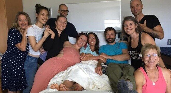 Amanda sobreviveu comendo plantas e bebendo água de córregos