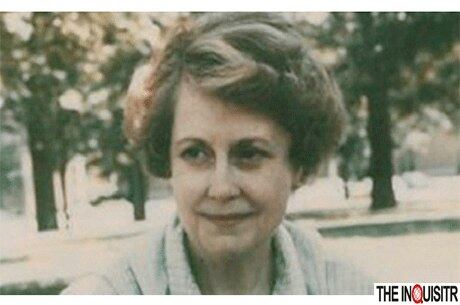 JoAnn Nichols (foto) desapareceu sem deixar rastos 27 anos atrás. A polícia de
Nova York sempre suspeitou que ela tivesse sido assassinada pelo marido,
mas eles nunca acharam provas do crime, até julho deste ano.
Um empreiteiro da cidade de Poughkeepsie, nos Estados Unidos, estava
limpando a casa de James Nichols, marido de JoAnn, que morreu em
dezembro passado, quando se deparou com o corpo de uma mulher.
Os restos mortais estavam em uma parede falsa no porão, segundo informações do jornal americano The Inquisitr. Médicos legistas determinaram que o corpo era de fato de JoAnn e que ela morreu após levar uma pancada na cabeça.
A polícia reabriu as investigações sobre o caso, mas acredita que James foi realmente o culpado pelo sumiço e morte da mulher