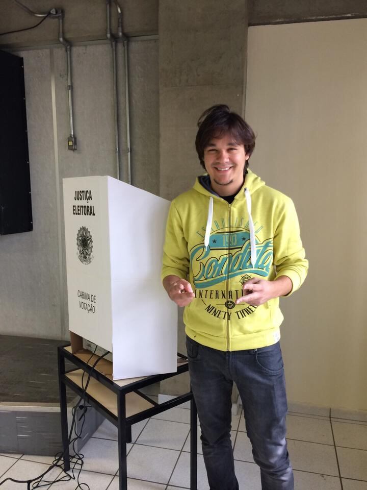 O candidato a deputado estadual por São Paulo Leandro KLB (PSD)
faz muito sucesso cantando, mas a fama não teve muito efeito nas urnas. Ele
obteve 0,06% dos votos válidos, ou seja, recebeu 11.279