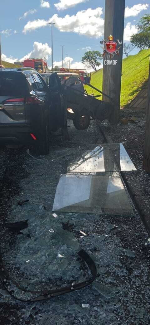 Carro bate em engate carregado com vidro, e três pessoas ficam em estado grave, em Brasília