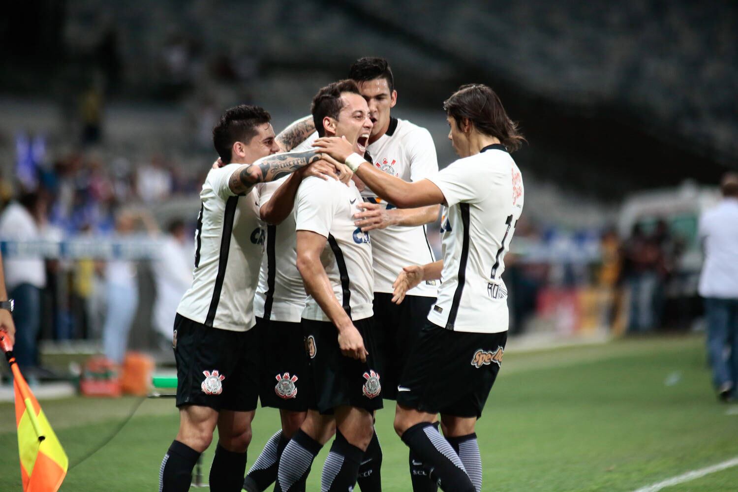O Corinthians ainda está atrás do Flamengo na briga para ver qual é a maior torcida do Brasil. Apesar disso, nas redes sociais, o clube paulista já deixou o rubro-negro para trás. Na verdade, não só o rubro-negro, mas também todos os times sul-americanos. Estudo realizado pelo Paraná Pesquisas aponta que o Timão é o time mais seguido no Twitter. Confira o Top10
