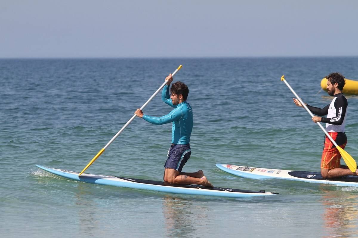 Bruno Gagliasso e Ricardo Pereira praticam stand up paddle na praia da Barra da Tijuca, no Rio