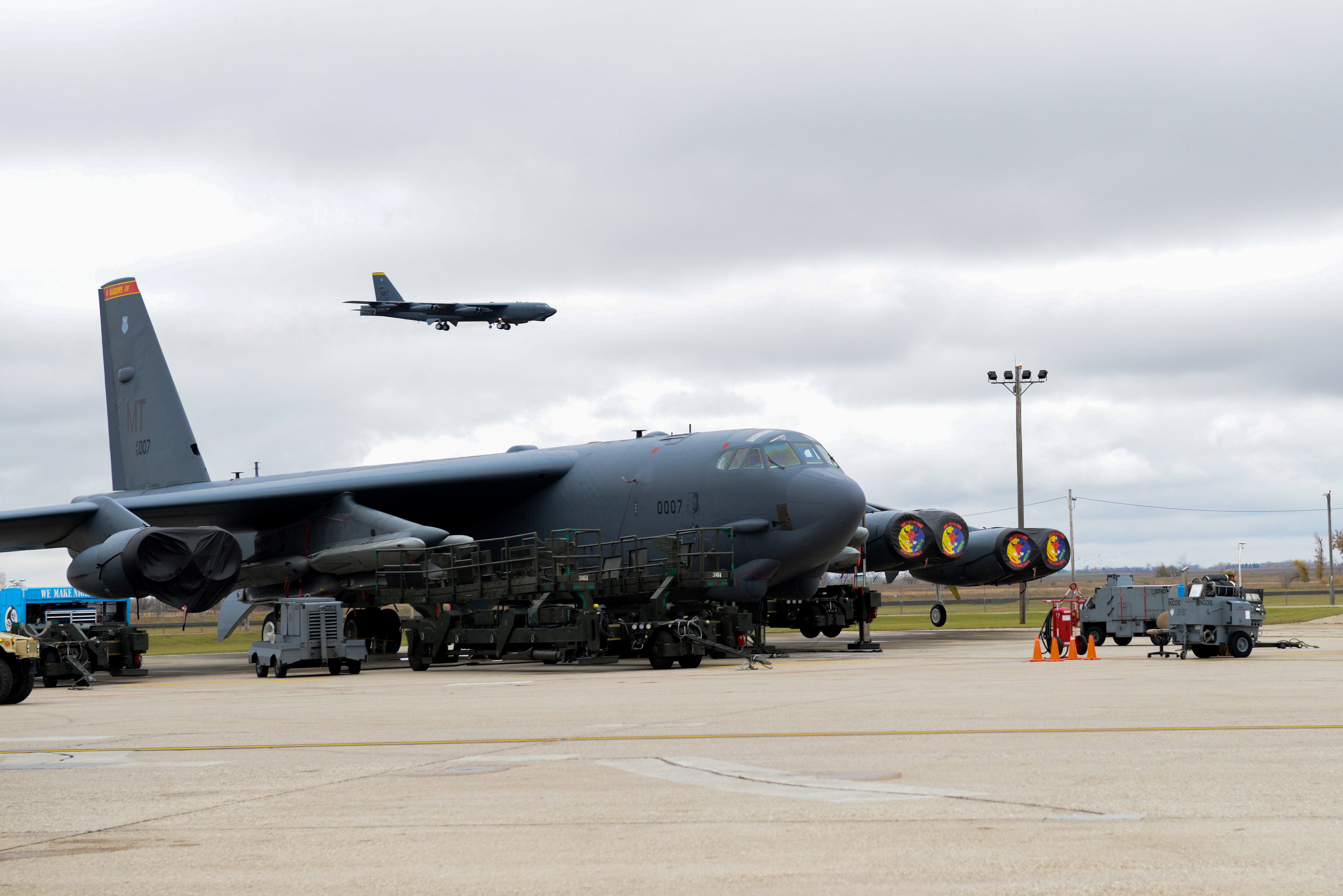 Um B-52, designado para o 69º Esquadrão de Bombardeio, pousa na linha de voo durante o Exercício Prairie Vigilance 23-1 na Base Aérea de Minot, Dakota do Norte, em outubro de 2023