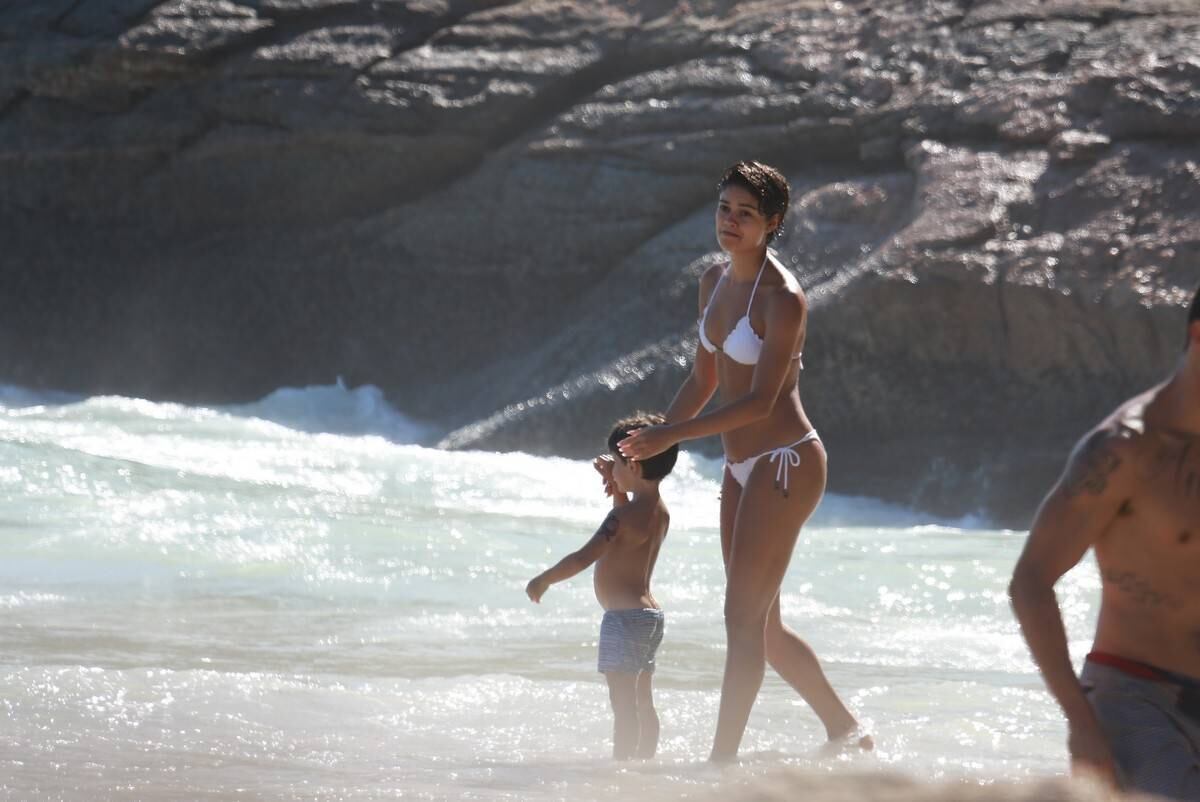 Sophie Charlotte e Daniel de Oliveira se divertem em praia com a família