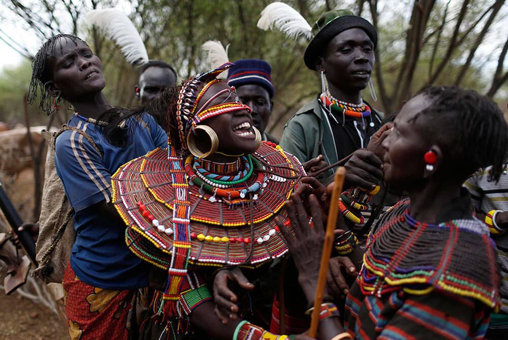 Enfeitadas com joias tribais e cabelos
trançados, as jovens são negociadas pelos próprios pais por 20 cabras, três
camelos e dez vacas