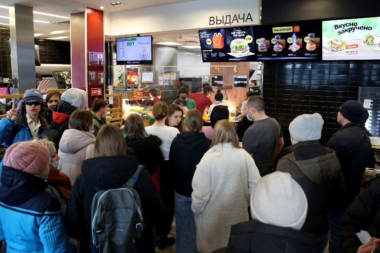 Russos lotam o McDonald's para comprar o último hambúrguer antes de a rede suspender as atividades em seu país
