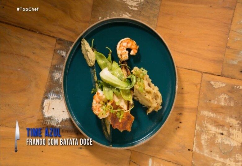 Frango com batata pode parecer algo comum no dia a dia, mas o time azul, do qual Gabriel fez parte em uma das provas mostrou que até algo clássico pode ser transformado na alta gastronomia. O prato ganhou destaque na competição