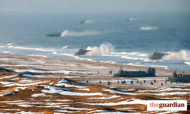 Mas o verdadeiro sucesso dos críticos são as manipulações de imagens. A Coreia do Norte é acusada de carregar a mão no Photoshop quando o assunto é divulgar fotografias de seu aparato militar. 

No dia 26 de março, o país foi acusado de adulterar as imagens de exercícios militares envolvendo navios na costa leste do país. A foto parece ter sido modificada para mostrar mais embarcações do que realmente existiam naquele momento