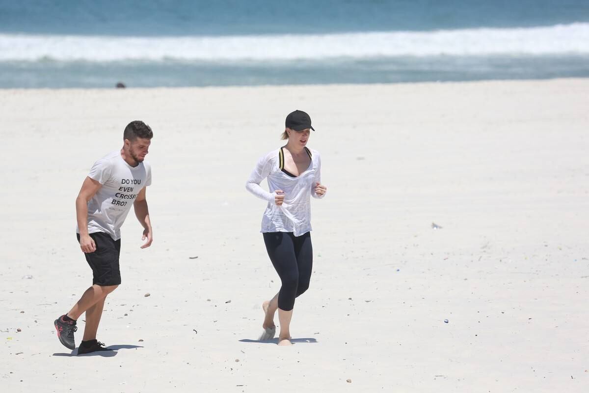 Claudia Raia faz treino funcional na areia