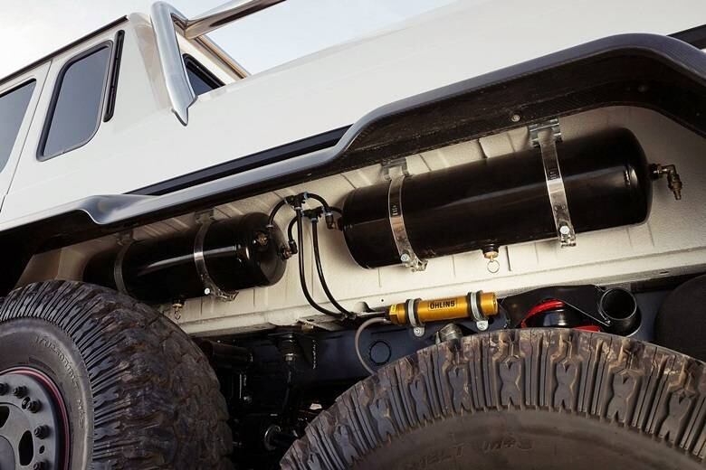 Como era de se imaginar, a suspensão do G63 AMG 6X6 foi ajustada de forma independente para os três eixos
