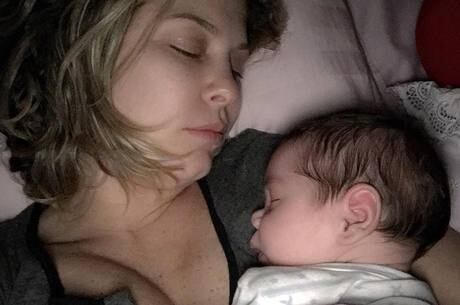 Atriz dormindo com o filho caçula