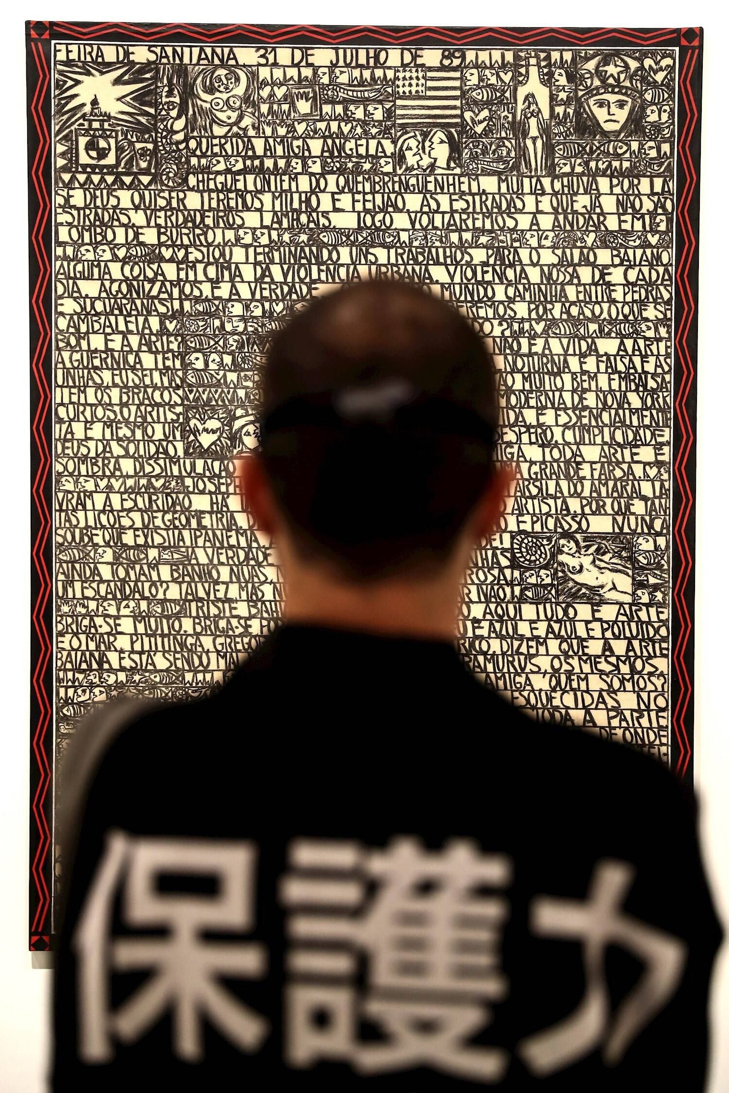 BRA50. SAO PAULO (BRASIL), 03/09/2021.- Un hombre observa una obra de la exposición "Carta 310.789 (carta para Ângela 02)" del artista Juraci Dórea ayer, durante la apertura para medios de la 34ª edición de la Bienal de Sao Paulo (Brasil), bajo el título "Aunque está oscuro, todavía canto". Con más de 90 artistas y un millar de obras, la 34ª edición de la Bienal de Sao Paulo abrirá sus puertas este sábado con la misión de "abrazar la ciudad" y arrojar luz pese a la "oscuridad" que ha marcado el mundo en los años de la pandemia. EFE/ Sebastião Moreira